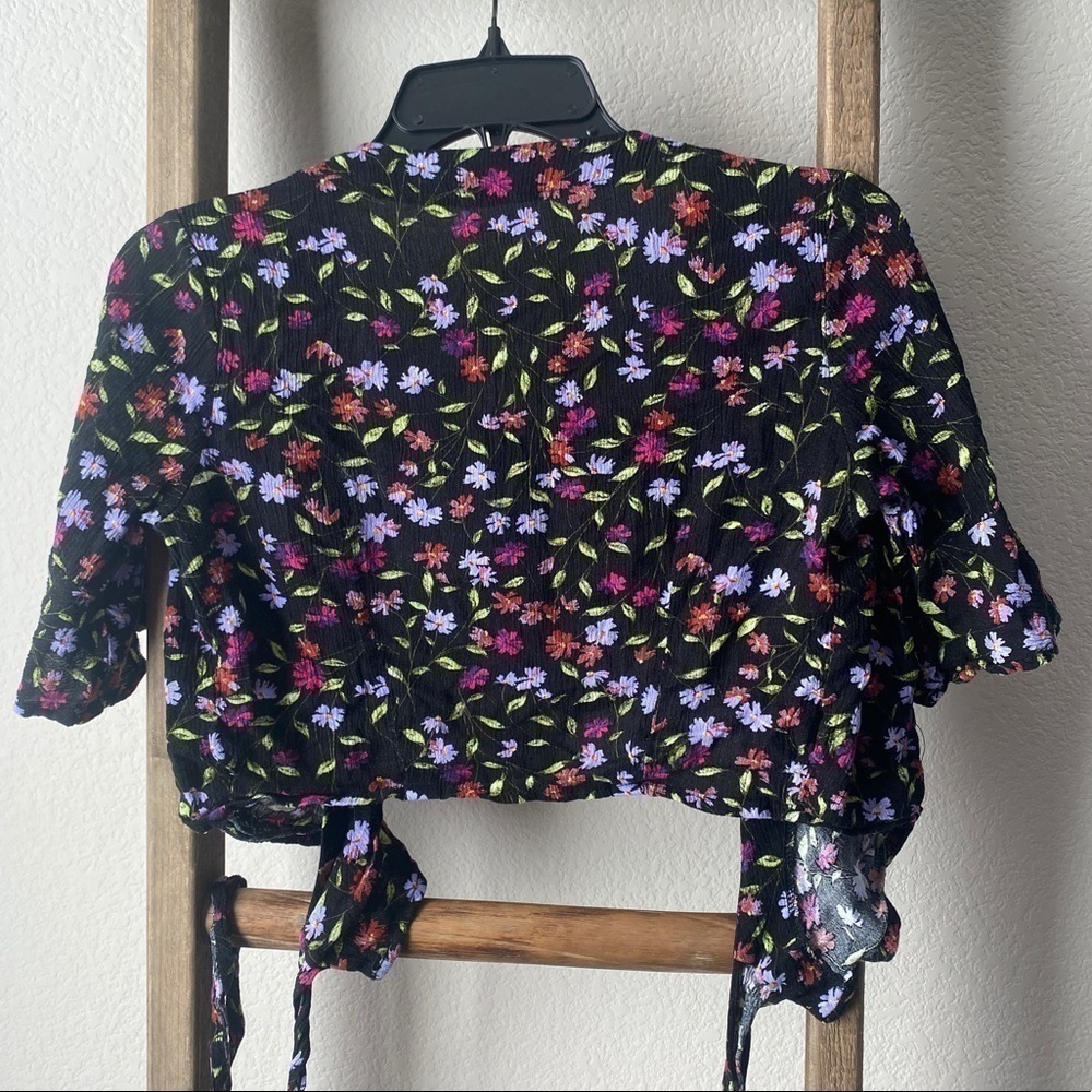 Floral wrap shirt - size small - Picture 4 of 5
